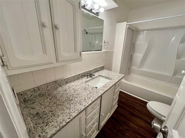 Building Photo - 300 W 4th St