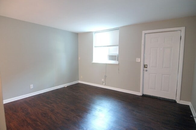 Building Photo - 2 Bed / 1 Bath apartment in triplex 2nd Av...