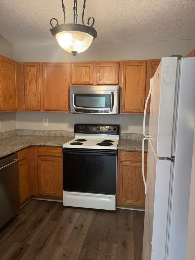 Building Photo - Great Price and location!