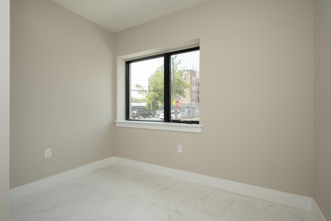 Building Photo - 242 Beacon Ave