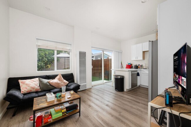 Building Photo - Spacious master bedroom!