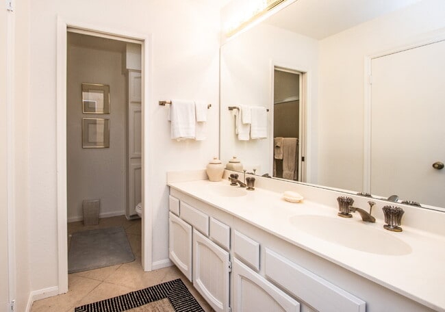 Building Photo - Available! Beautiful fully furnished/equipped 3BR patio home.