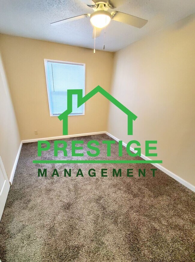 Building Photo - 3 bedroom 1 bath Updated Home Sec 8 welcome