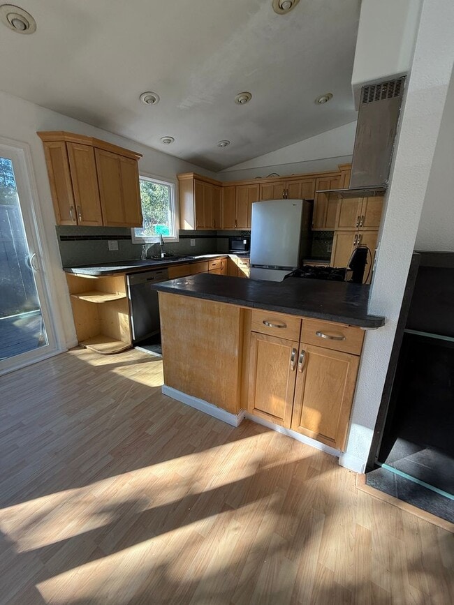 Building Photo - 4BD/2BA Anchorage Home – Fresh Paint, New ...