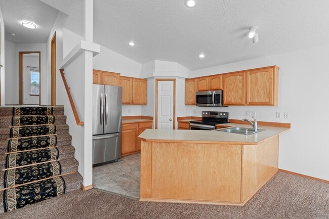 Building Photo - 4 bedroom 3 bath home with 3 car garage in Cheney