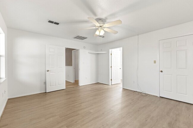 Building Photo - 1418 E Cres Dr