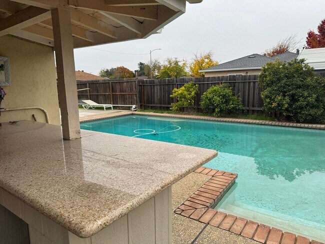 Building Photo - 6425 Thomas Dr