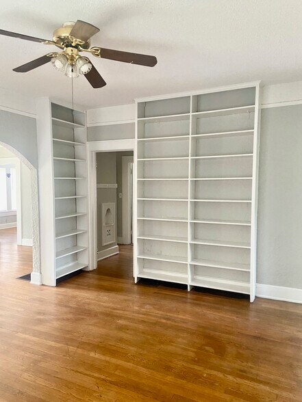 Building Photo - 420 10th Ave S