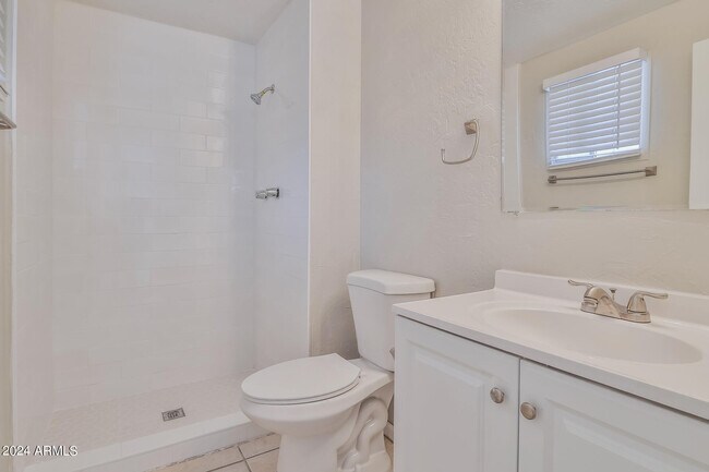 Building Photo - 7416 W Glenrosa Ave