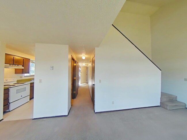 Building Photo - Duplex ~ Close to Campus ~ Pet Friendly