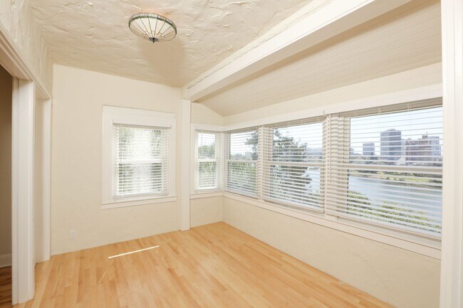 Building Photo - OPEN HOUSE: Sunday (12/21) 2:35pm-2:50pm Top Floor 2BR/2BA apartment with sweeping views of Lake ...