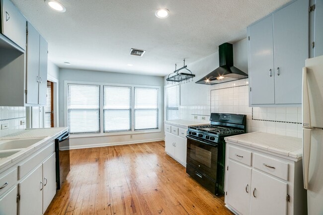 Building Photo - 244 Halcyon Pl