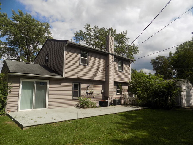 Building Photo - Nice Updated 4 bedroom house with first floor primary bedroom/Bathroom