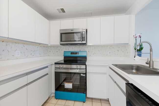 Building Photo - 100 W Broadway