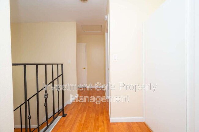 Building Photo - 1453 Melrose Ave