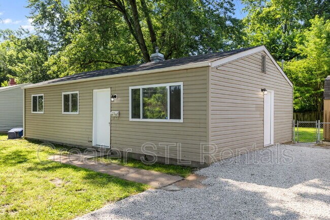 Building Photo - 1412 E Pitman Ave