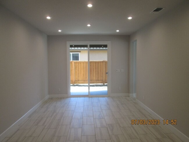 Building Photo - 700 Jasmine Ct