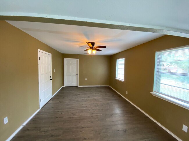 Building Photo - Large family home in Grape Creek!