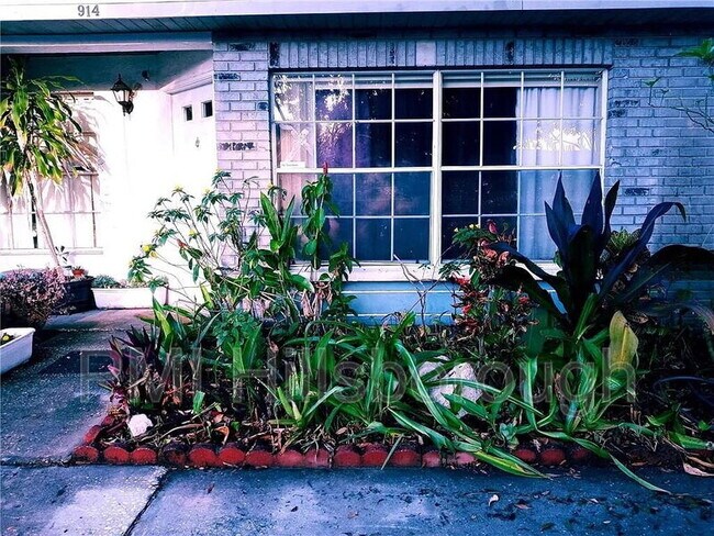 Building Photo - 914 Burlwood St