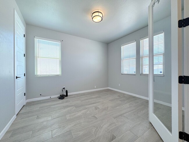 Building Photo - East El Paso 4 bed Refrig A/C!