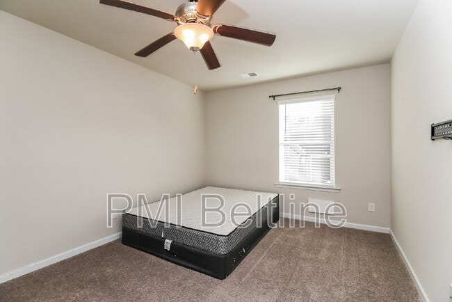 Building Photo - 1220 Hawthorne Tr