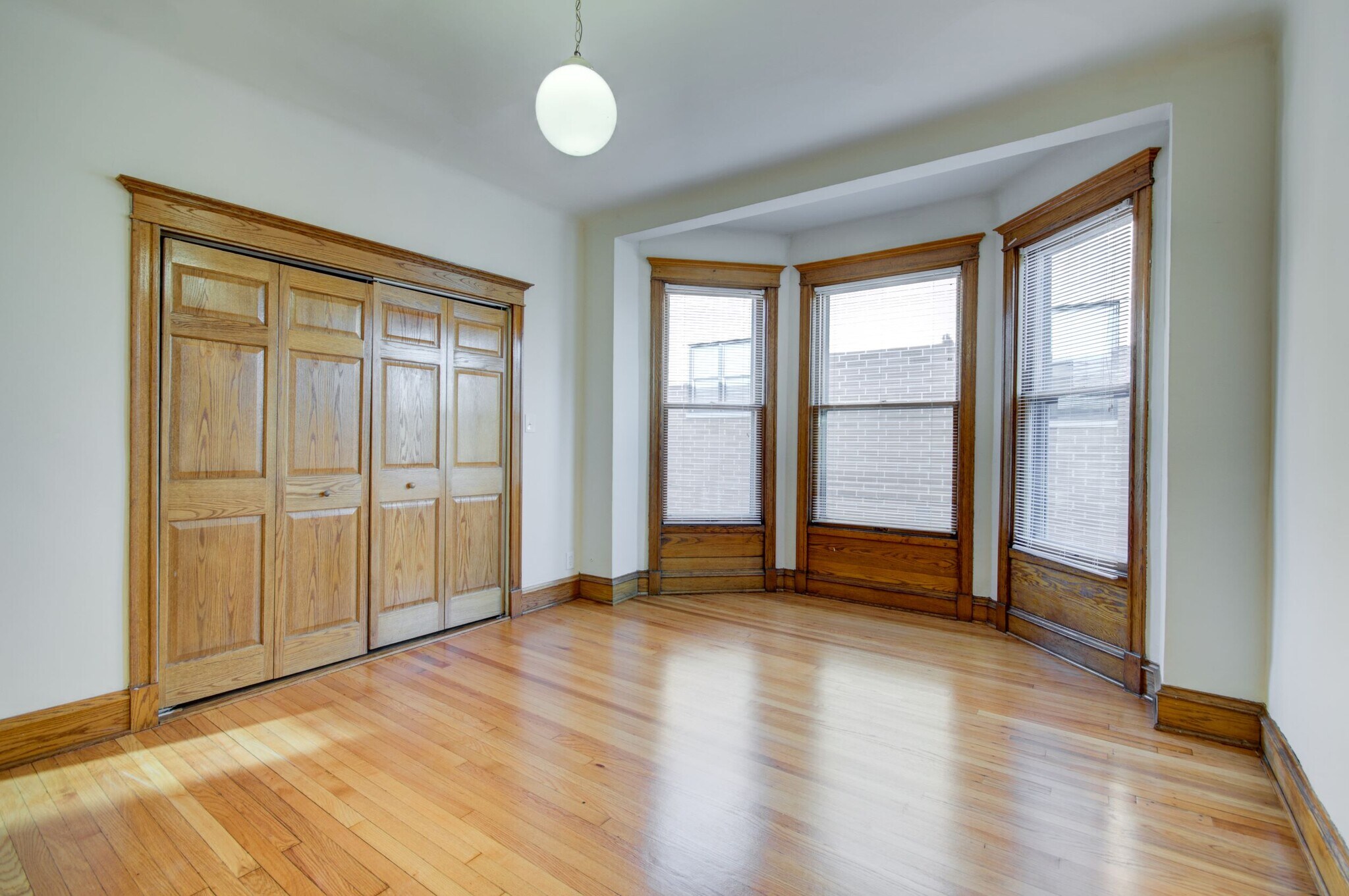 Building Photo - 848 W Waveland Ave