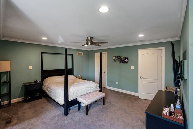 Building Photo - Beautiful 3 Bedroom Bridgeport Townhome!