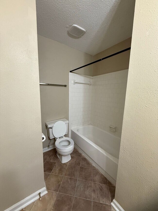 Building Photo - Nice 3 bedroom, 2 bath House