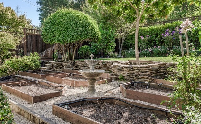 Building Photo - 719 W Poplar Ave