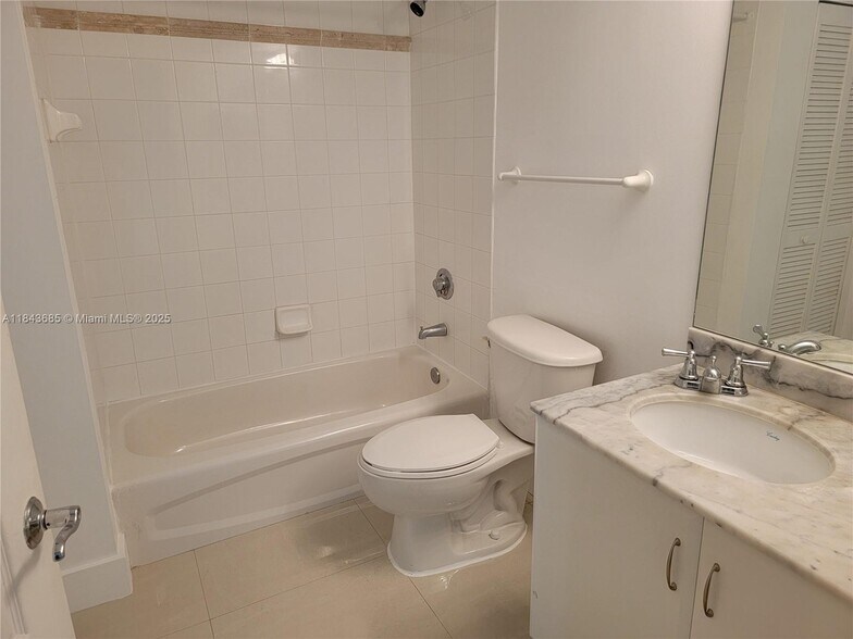 Building Photo - 1200 Brickell Bay Dr