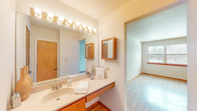 Building Photo - 468 Minnesota Cir