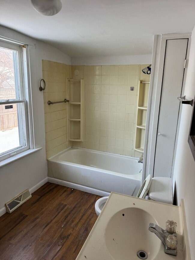 Building Photo - 2 bedroom 1 bath single family home. Freshly painted with new flooring .