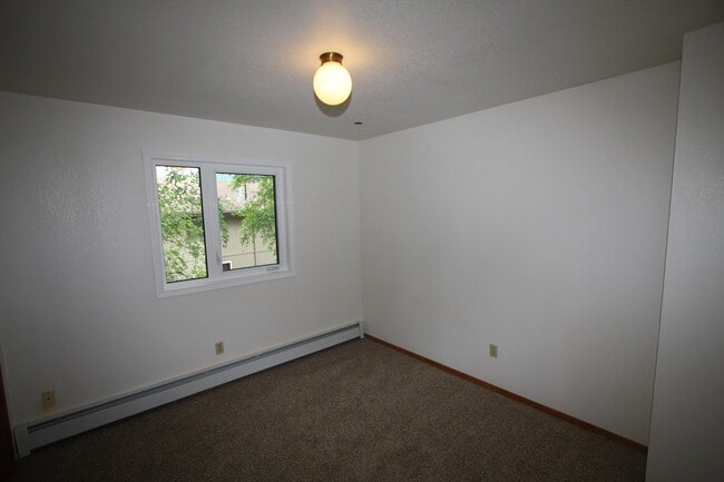 Building Photo - 3 Bedroom Townhome in Eagle River w/ Fence...