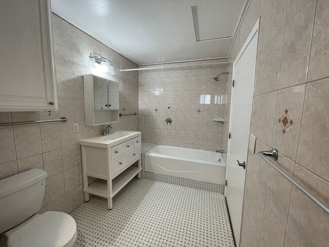 Building Photo - 5-Bedroom Carson 2-Story Home