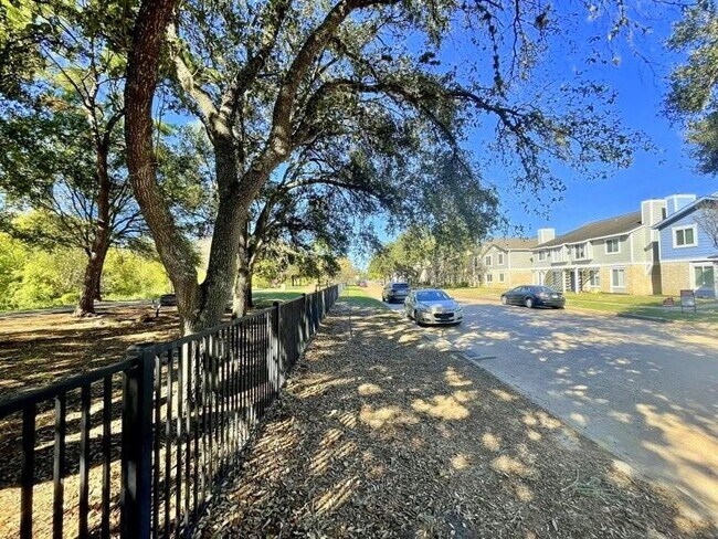 Building Photo - 752 Memorial Mews St