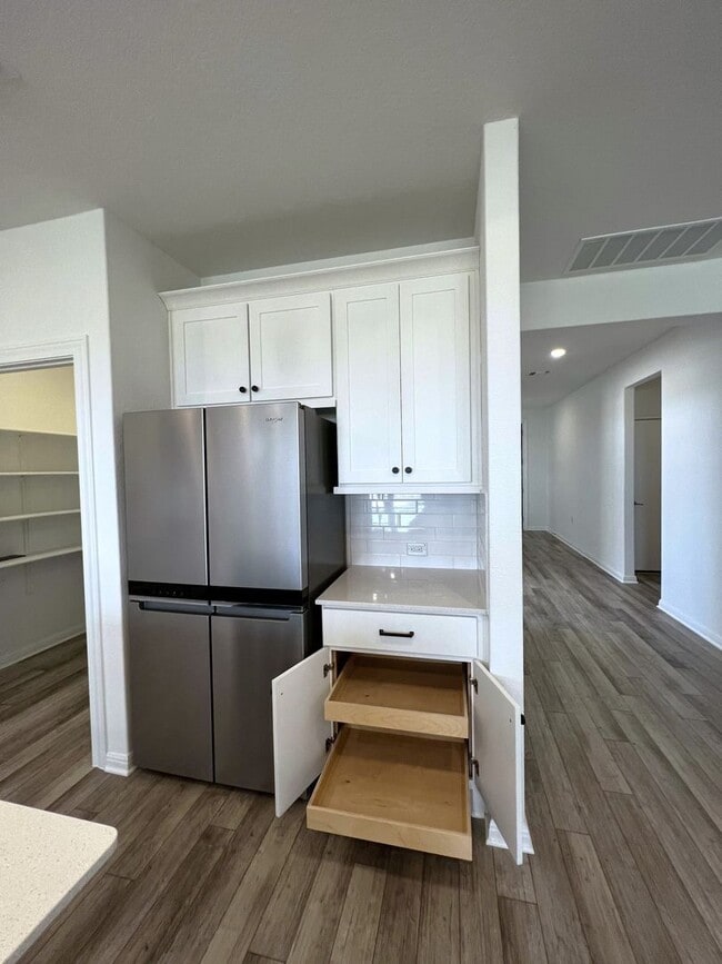 Building Photo - 106 Middle Crk Rd