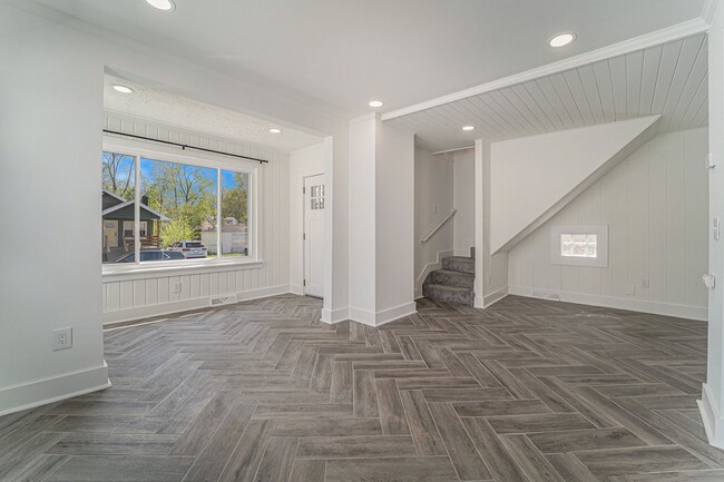 Building Photo - Beautifully Remodeled - 3 Bed / 2 Bath in ...