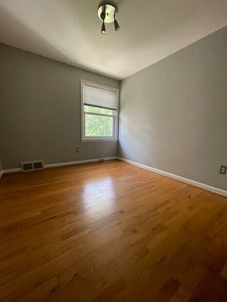 2nd bedroom - 1017 Henrietta St