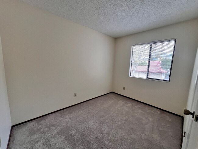 Building Photo - Spacious 3 bedroom 1.5 bath