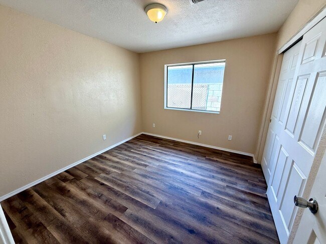Building Photo - Cute 3 Bedroom 2 Bathroom House in Hualapa...
