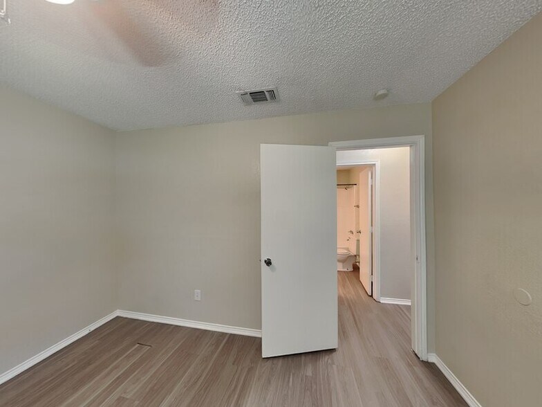 Building Photo - 852 NW Summercrest Blvd