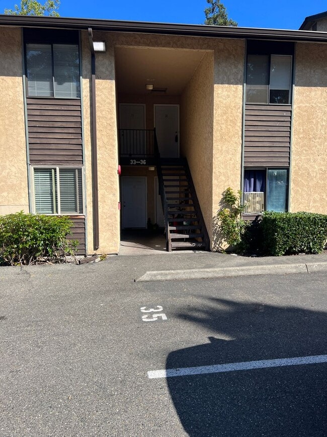 Building Photo - Newly renovated 2 bed x 1 bath on top floor in Kirkland!