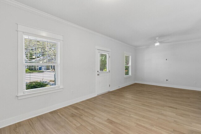 Building Photo - Amelia Island Cottage - Excellent condition