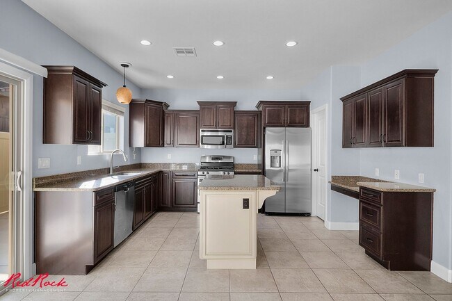 Building Photo - Charming 3 Bedroom Townhome