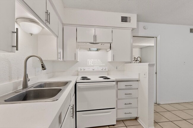 Building Photo - 6808 Trail Lake Dr