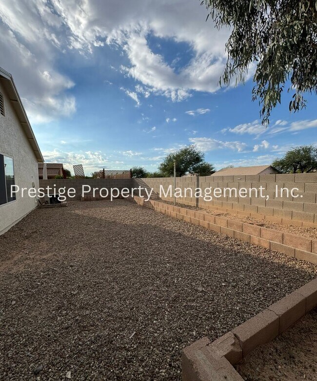 Building Photo - Charming All Tile 4/2 Rita Ranch Home