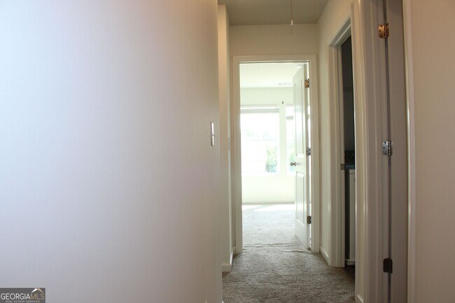 Building Photo - 9220 Golfview Cir