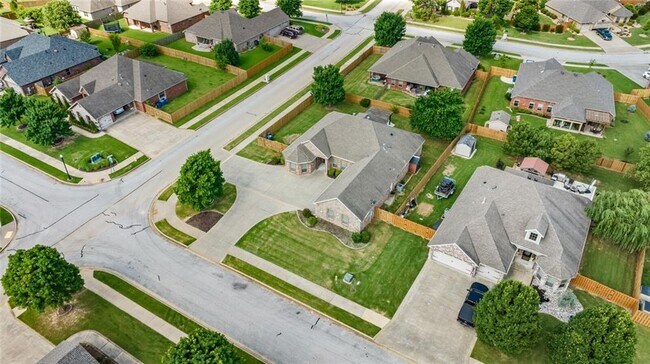 Building Photo - 2506 SW Glenn Ridge Rd