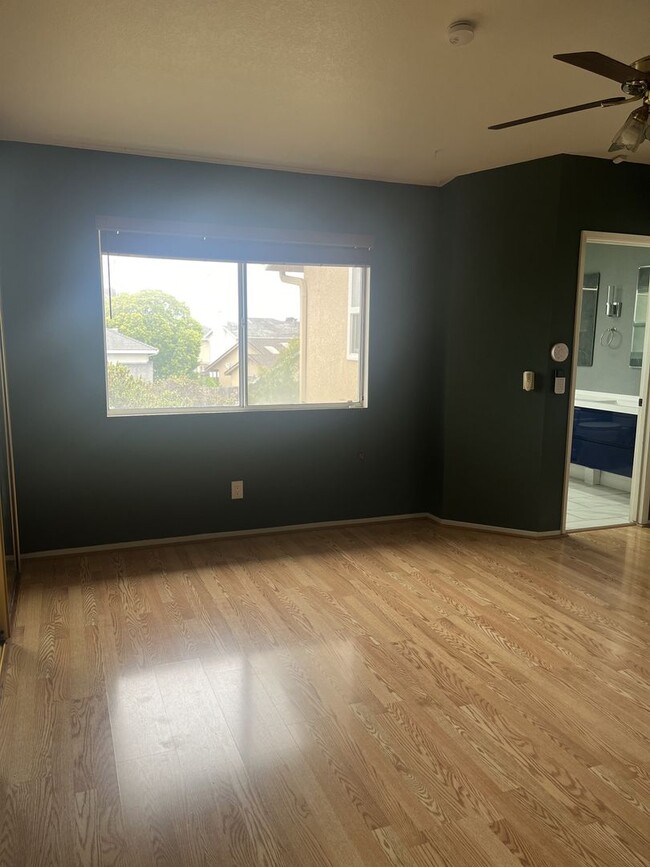 Building Photo - Available Now!  4 bed/ 3bath Home in Edgew...
