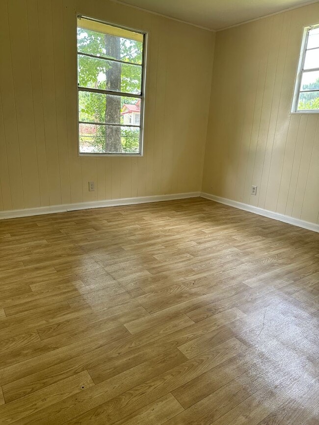 Building Photo - 2 Bedroom and 1 bath Central air and heat
